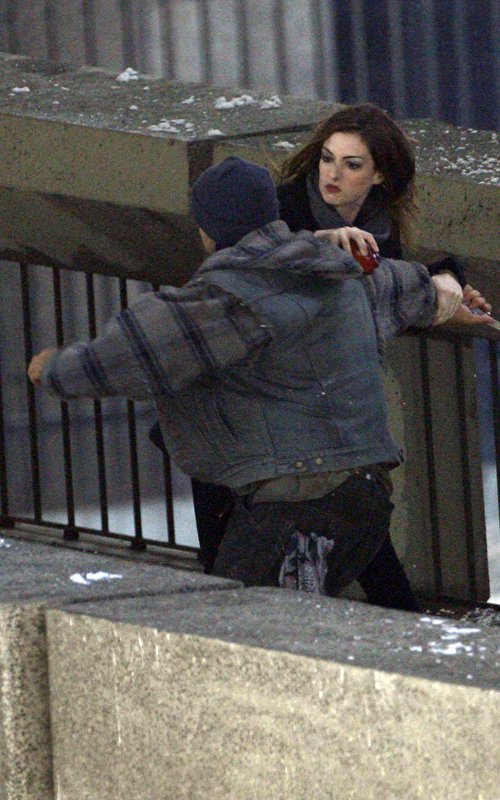 anne-hathaway-selina-kyle-catwoman-the-dark-knight-rises-leaked-set-photos-fight-2 | gothamtrending