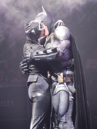 batman-catwoman-kiss-batman-live-stageshow-marred-by-awful-costumes-campy-performances  | gothamtrending